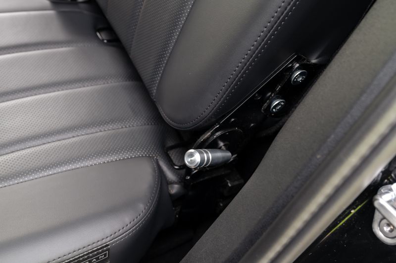 Defender 110 D300 X-Dynamic HSE Hard Top Commercial (Urban Seat Conversion)