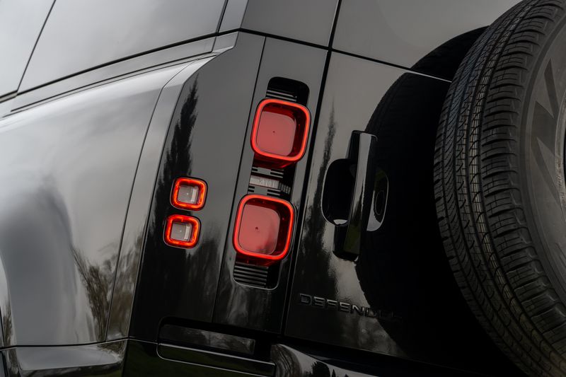 Defender 110 D300 X-Dynamic HSE Hard Top Commercial (Urban Seat Conversion)