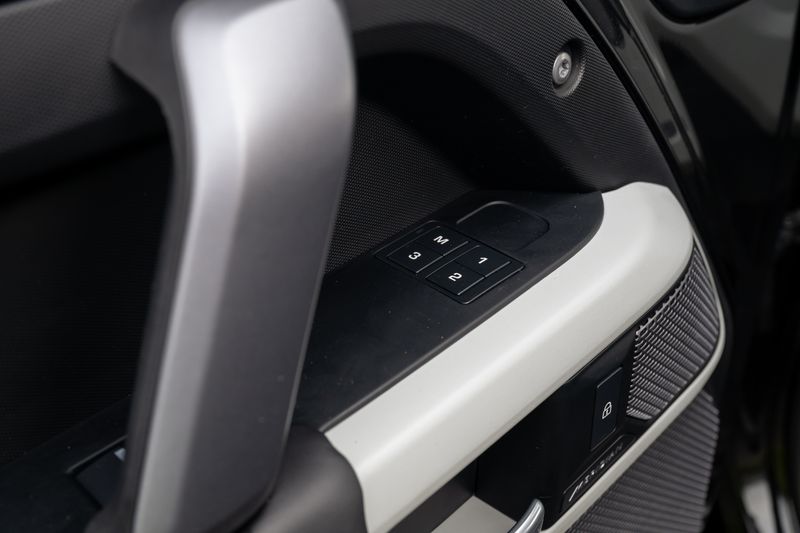 Defender 110 D300 X-Dynamic HSE Hard Top Commercial (Urban Seat Conversion)