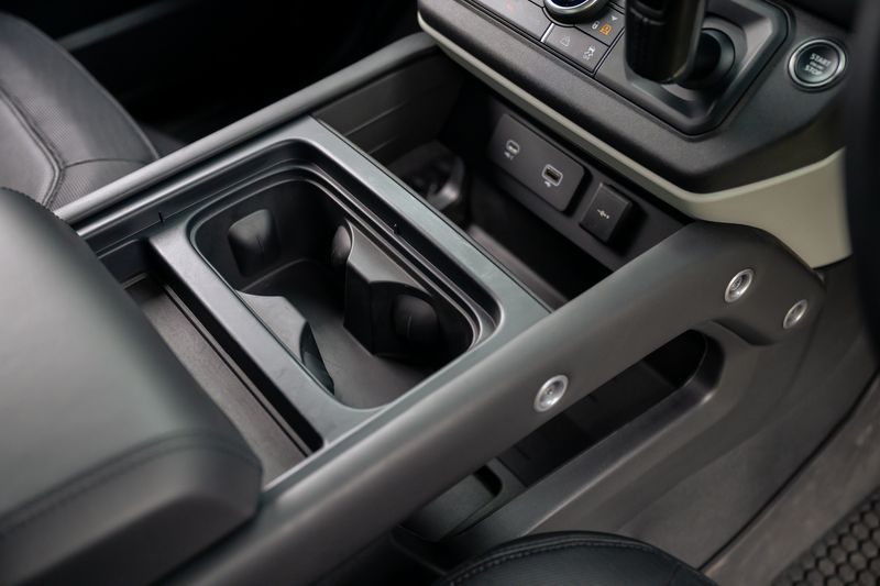 Defender 110 D300 X-Dynamic HSE Hard Top Commercial (Urban Seat Conversion)