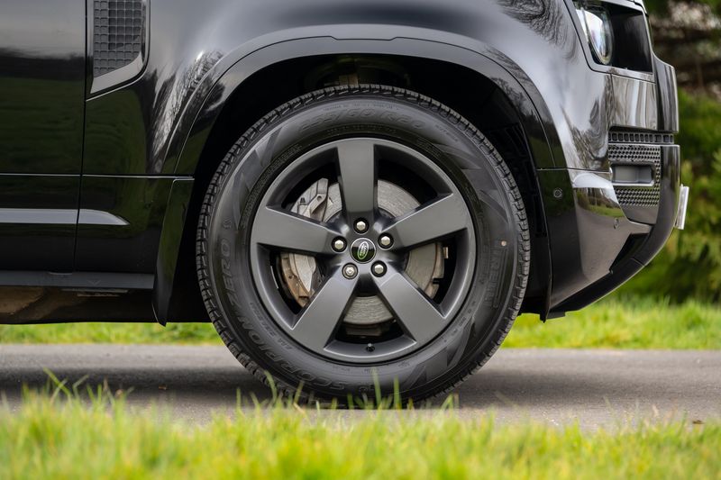 Defender 110 D300 X-Dynamic HSE Hard Top Commercial (Urban Seat Conversion)