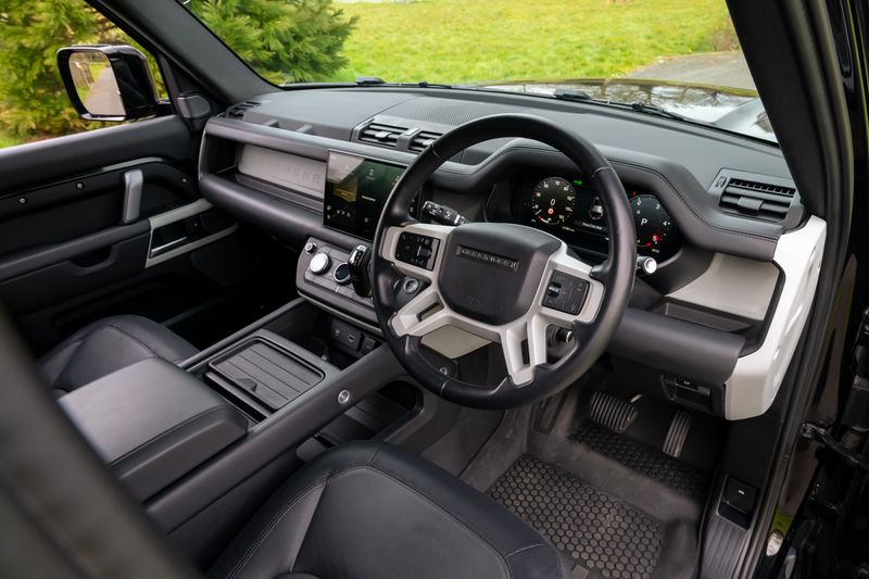 Defender 110 D300 X-Dynamic HSE Hard Top Commercial (Urban Seat Conversion)