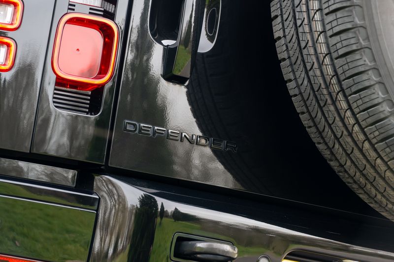 Defender 110 D300 X-Dynamic HSE Hard Top Commercial (Urban Seat Conversion)