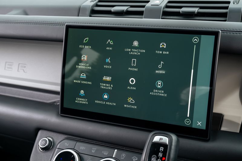 Defender 110 D300 X-Dynamic HSE Hard Top Commercial (Urban Seat Conversion)