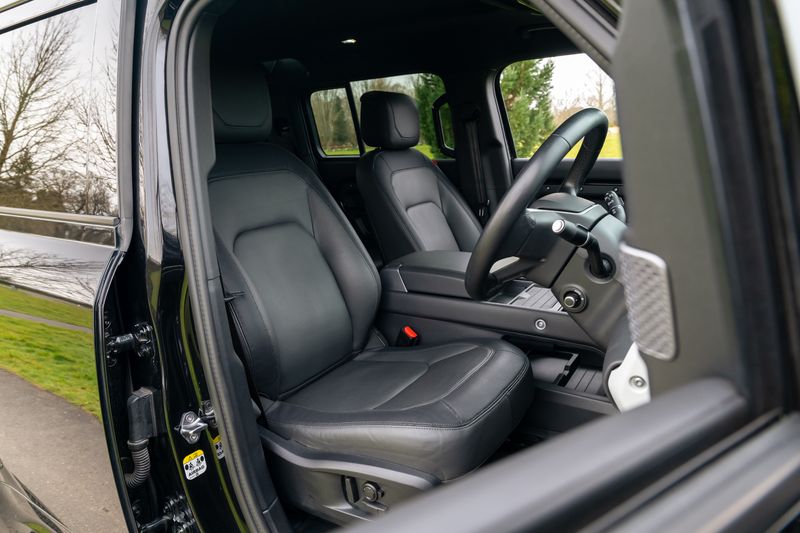 Defender 110 D300 X-Dynamic HSE Hard Top Commercial (Urban Seat Conversion)