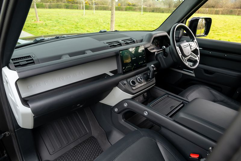 Defender 110 D300 X-Dynamic HSE Hard Top Commercial (Urban Seat Conversion)