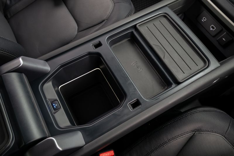 Defender 110 D300 X-Dynamic HSE Hard Top Commercial (Urban Seat Conversion)