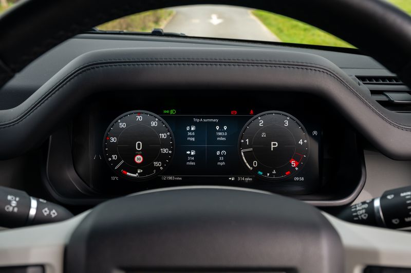 Defender 110 D300 X-Dynamic HSE Hard Top Commercial (Urban Seat Conversion)