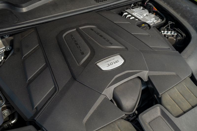 Porsche Cayenne 3.0T V6 Platinum Edition Tiptronic S 4WD