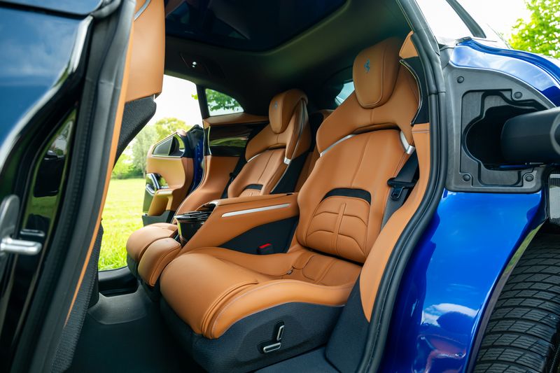 Ferrari Purosangue 6.5 V12 F1 DCT 4WD