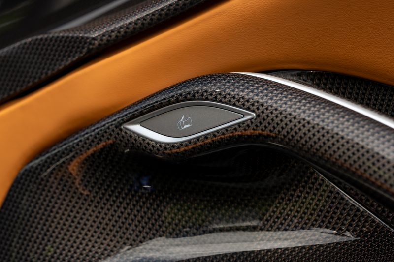 Ferrari Purosangue 6.5 V12 F1 DCT 4WD