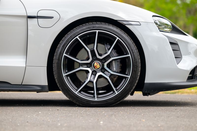 Porsche Taycan Performance Sport Turismo ( VAT Qualifying )