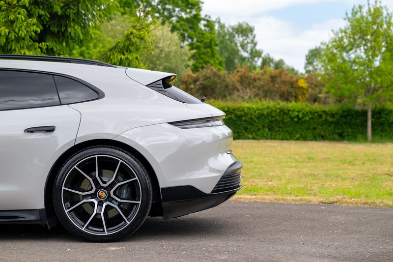Porsche Taycan Performance Sport Turismo ( VAT Qualifying )