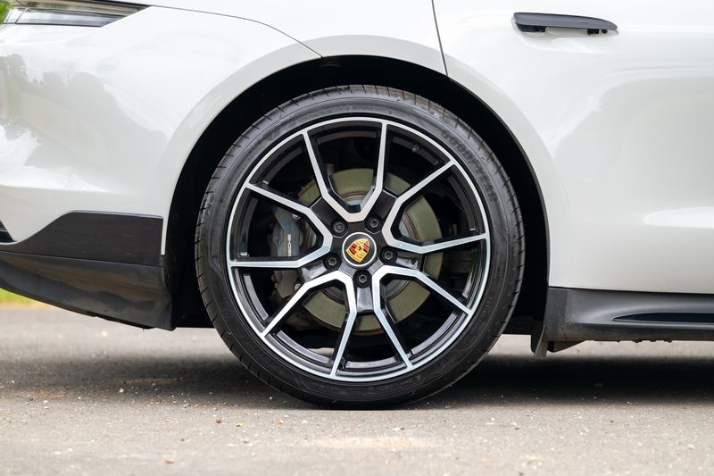 Porsche Taycan Performance Sport Turismo ( VAT Qualifying )