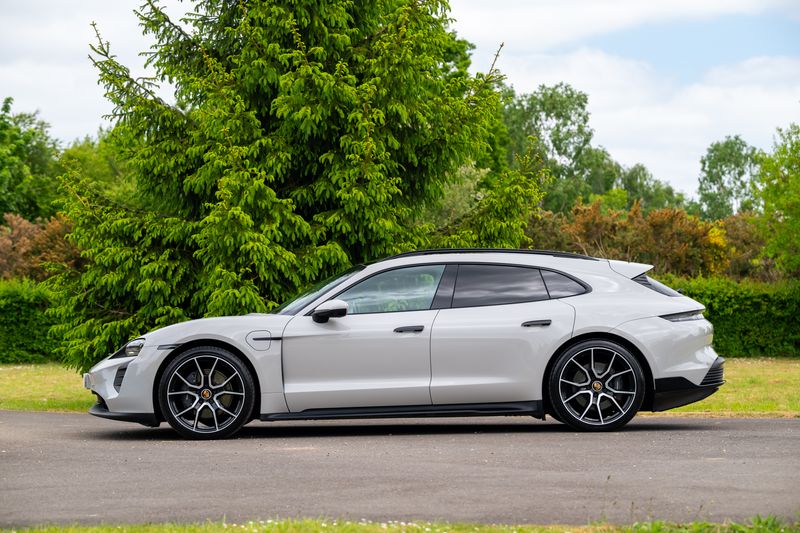 Porsche Taycan Performance Sport Turismo ( VAT Qualifying )