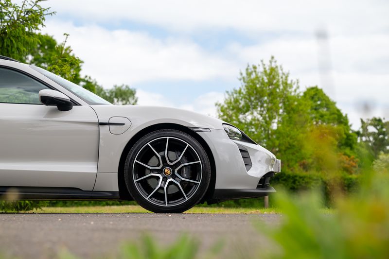 Porsche Taycan Performance Sport Turismo ( VAT Qualifying )