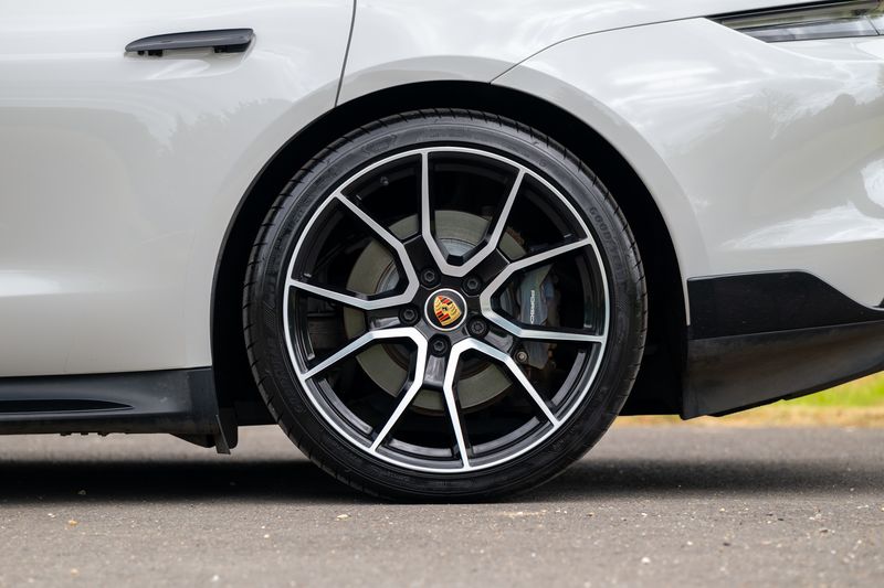 Porsche Taycan Performance Sport Turismo ( VAT Qualifying )