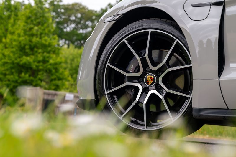 Porsche Taycan Performance Sport Turismo ( VAT Qualifying )