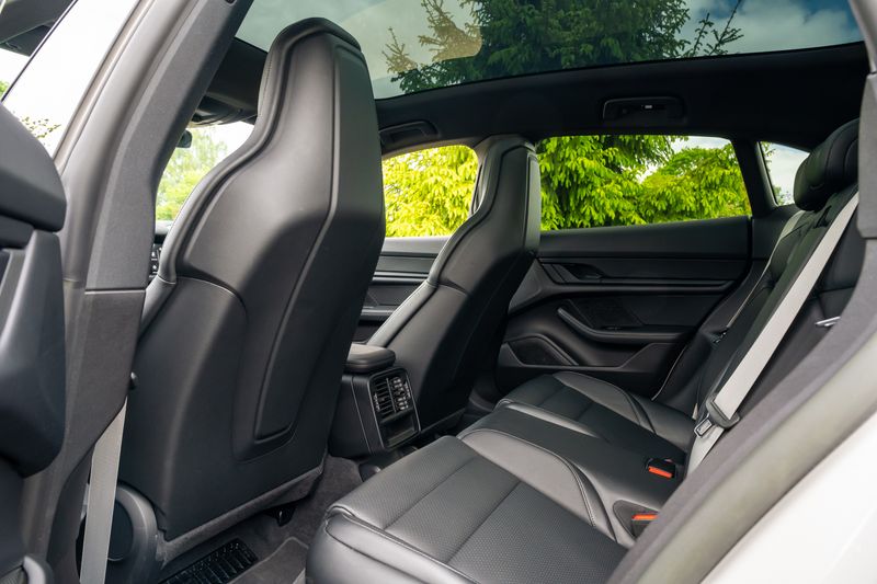 Porsche Taycan Performance Sport Turismo ( VAT Qualifying )