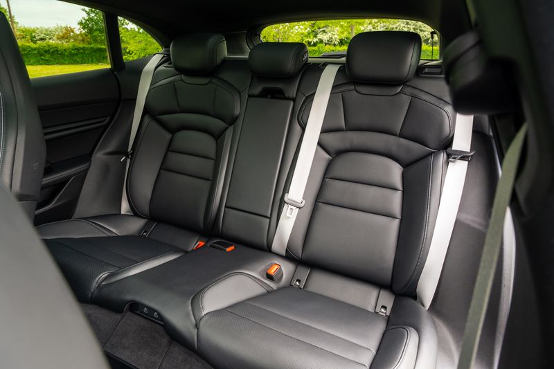 Porsche Taycan Performance Sport Turismo ( VAT Qualifying )