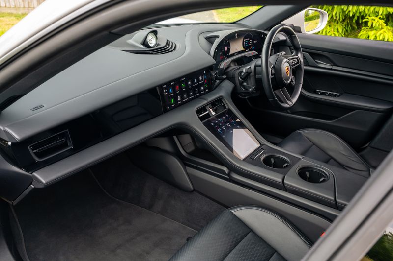 Porsche Taycan Performance Sport Turismo ( VAT Qualifying )