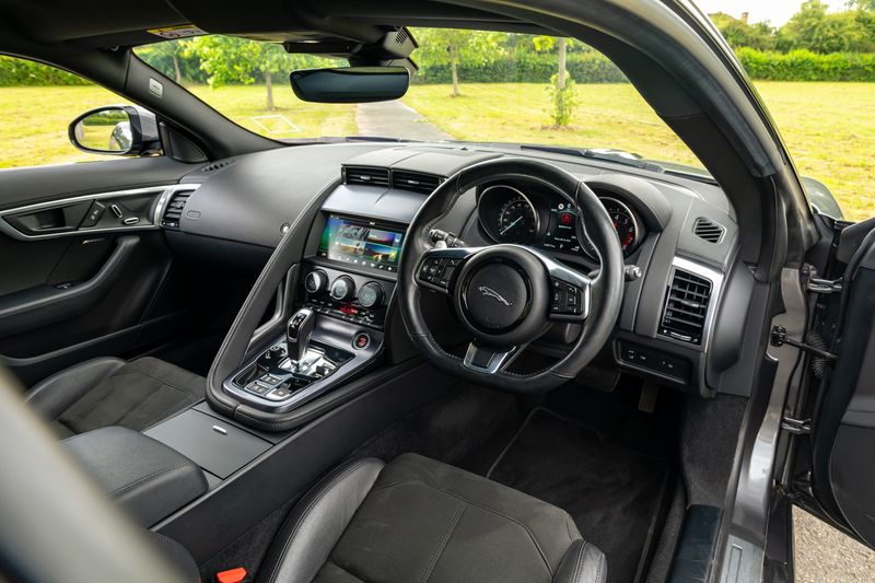 Jaguar F-Type P300 2.0i GPF R-Dynamic Auto