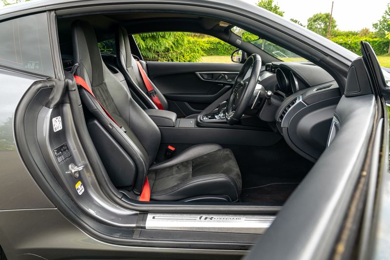 Jaguar F-Type P300 2.0i GPF R-Dynamic Auto