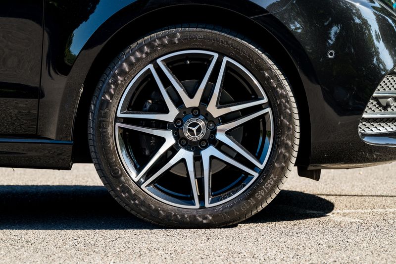 Mercedes-Benz V Class V300D AMG-Line 33rd Anniversary 7-Seater