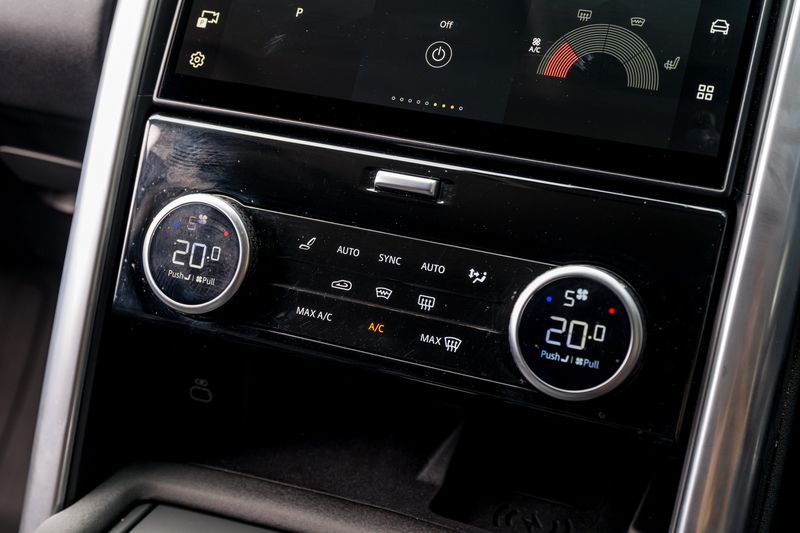 Land Rover Discovery D300 SE MHEV Commercial