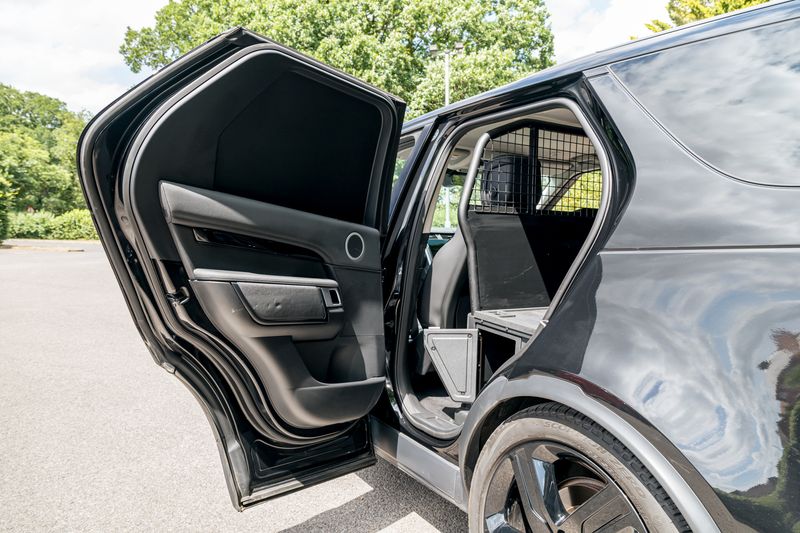 Land Rover Discovery D300 SE MHEV Commercial