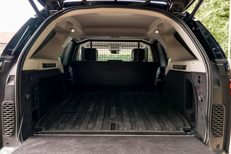 Land Rover Discovery D300 SE MHEV Commercial