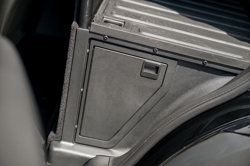 Land Rover Discovery D300 SE MHEV Commercial