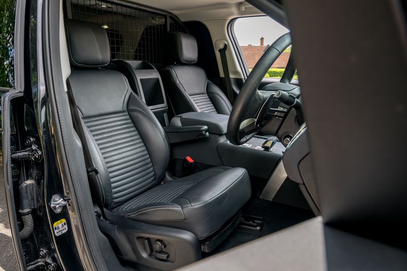 Land Rover Discovery D300 SE MHEV Commercial