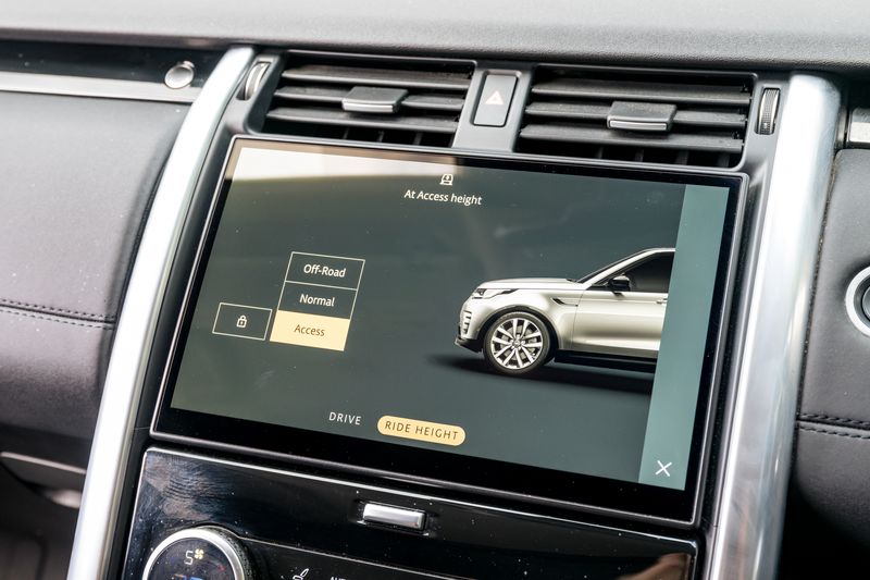 Land Rover Discovery D300 SE MHEV Commercial