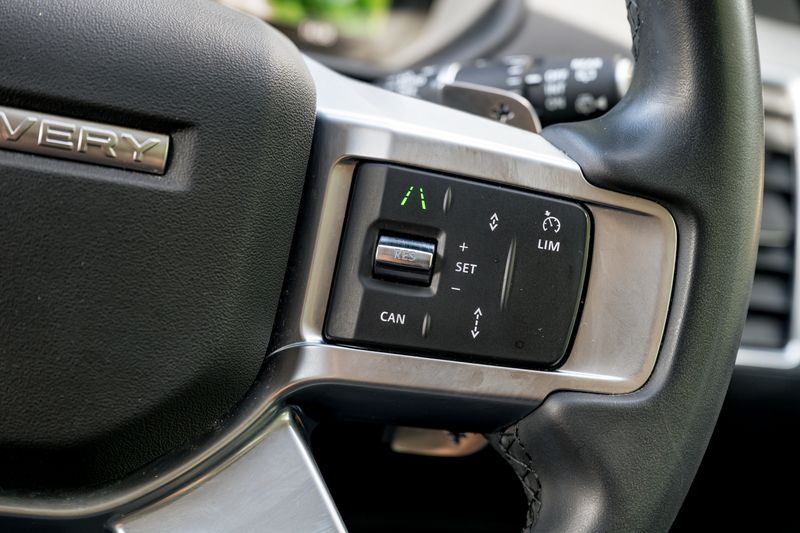 Land Rover Discovery D300 SE MHEV Commercial