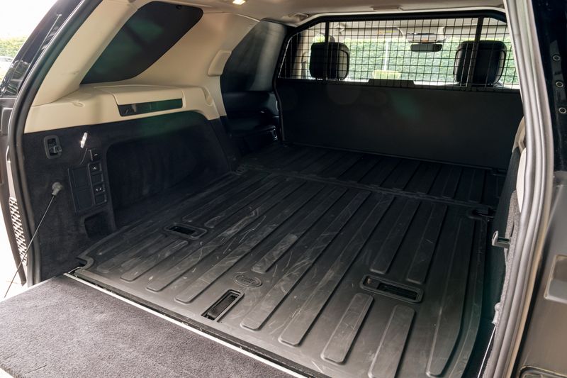 Land Rover Discovery D300 SE MHEV Commercial