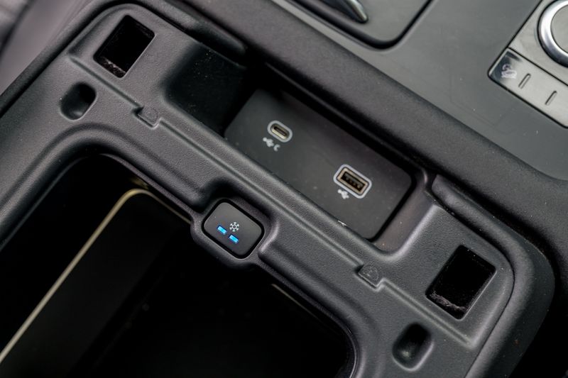 Land Rover Discovery D300 SE MHEV Commercial