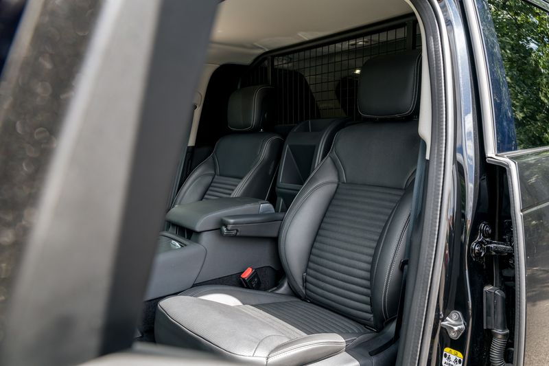 Land Rover Discovery D300 SE MHEV Commercial