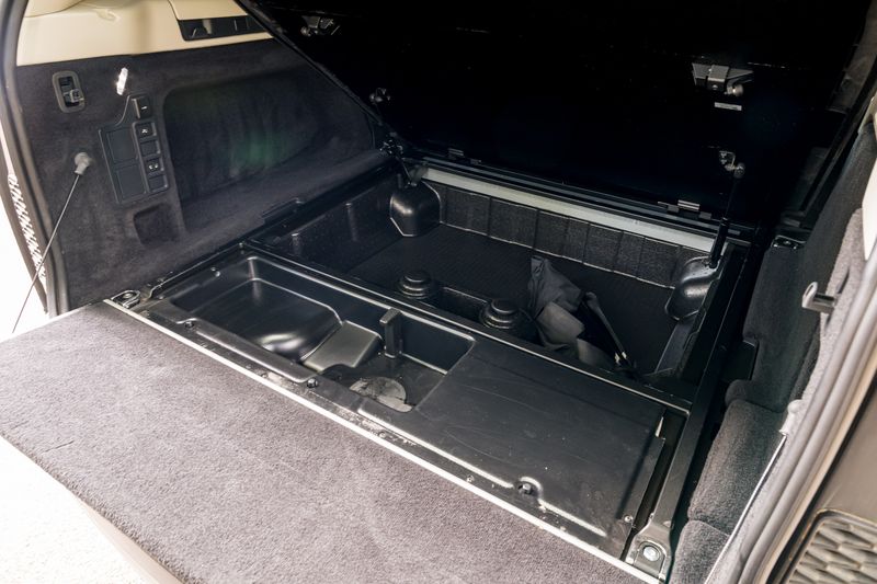 Land Rover Discovery D300 SE MHEV Commercial