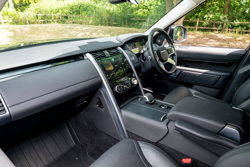 Land Rover Discovery D300 SE MHEV Commercial