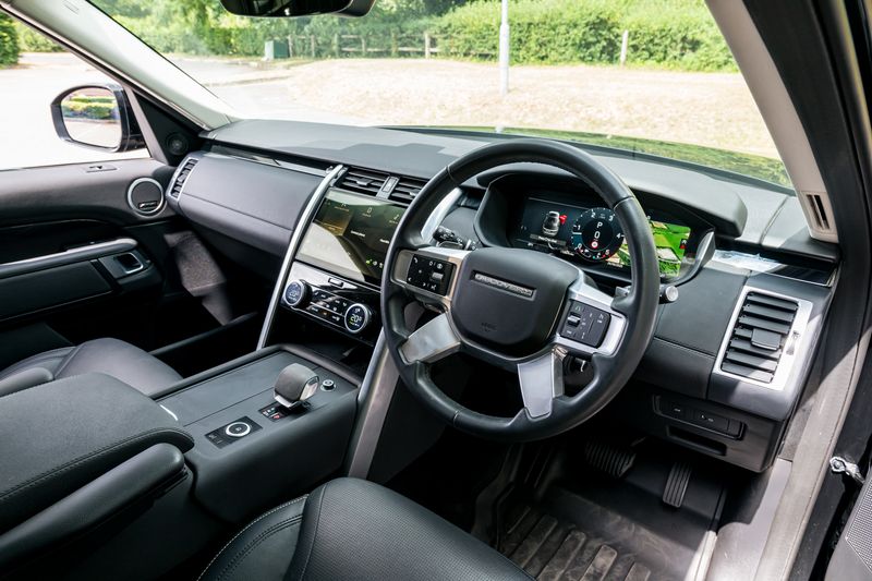 Land Rover Discovery D300 SE MHEV Commercial