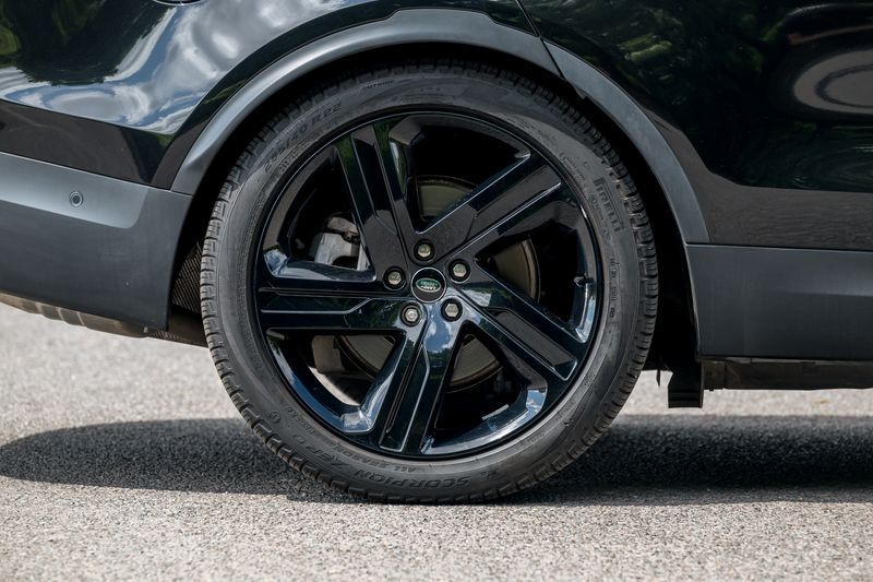 Land Rover Discovery D300 SE MHEV Commercial