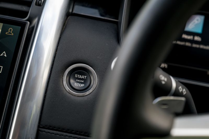 Land Rover Discovery D300 SE MHEV Commercial