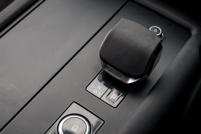 Land Rover Discovery D300 SE MHEV Commercial