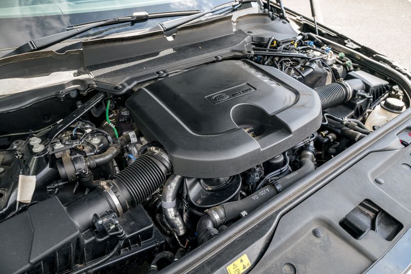 Land Rover Discovery D300 SE MHEV Commercial