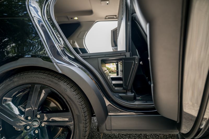 Land Rover Discovery D300 SE MHEV Commercial