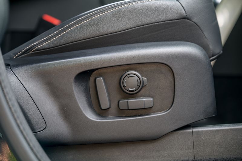 Land Rover Discovery D300 SE MHEV Commercial