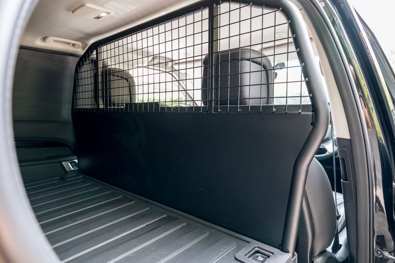 Land Rover Discovery D300 SE MHEV Commercial