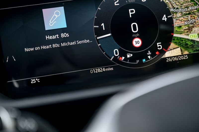 Land Rover Discovery D300 SE MHEV Commercial