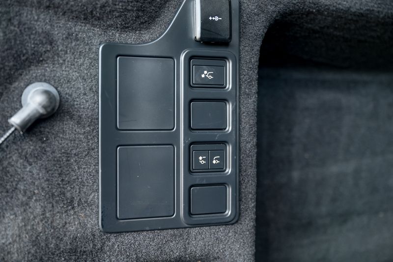 Land Rover Discovery D300 MHEV Dynamic HSE (Commercial With Seat Conversion)